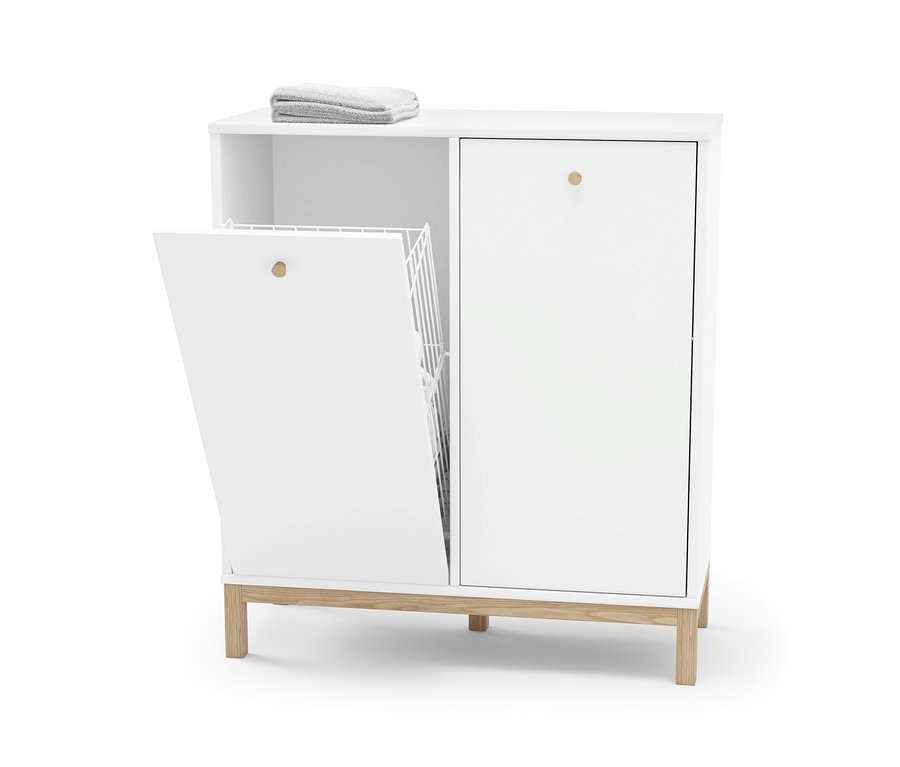 Une étagère à linge blanche avec une porte ouverte sur le côté gauche révélant un panier à linge en fil métallique blanc. Une serviette grise pliée repose sur le dessus de l'étagère.