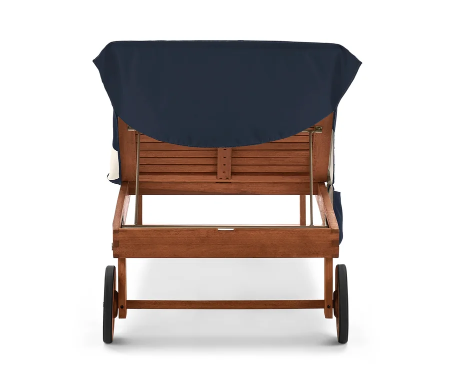 Gros plan sur une chaise longue en bois avec un drap de bain en microfibre bleu avec housse de dossier.