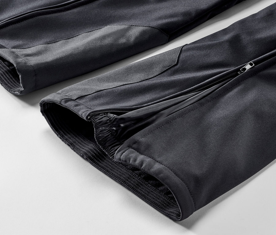 Gros plan sur un pantalon de ski noir.