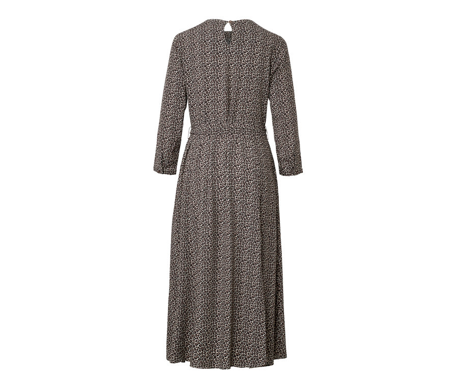 Gros plan d'une robe tissée imprimée avec un motif intégral.