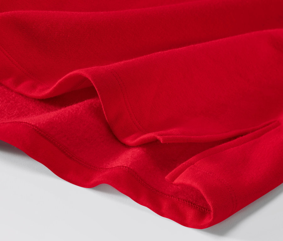 Vue détaillée d'un sweat à capuche rouge.