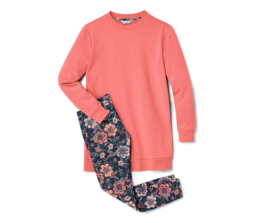 Un pyjama avec legging rose avec un motif floral.