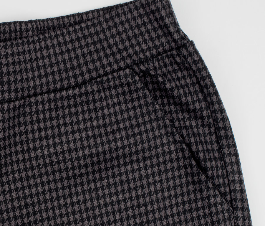 Détail d'un pantalon à enfiler à jacquard pied-de-poule.