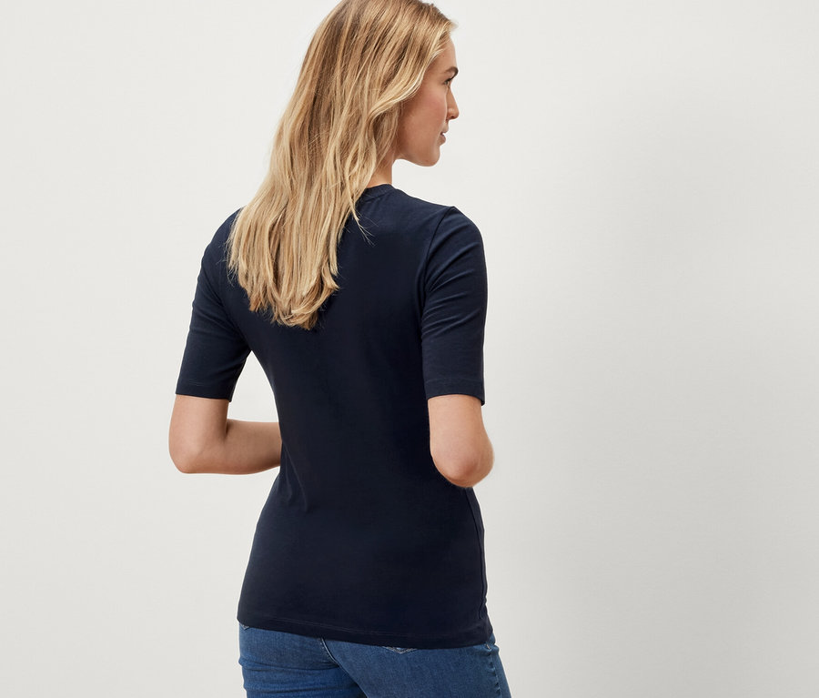 Femme portant un t-shirt demi-manches bleu foncé.