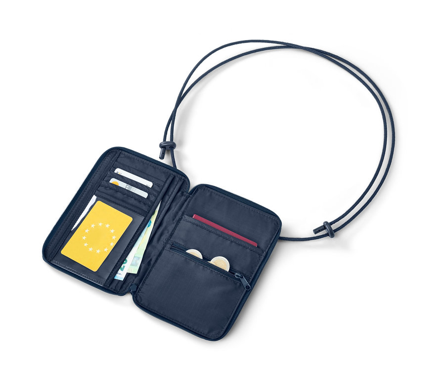 Pochette de poitrine de sécurité ouverte avec des billets en euros, des cartes et un passeport.