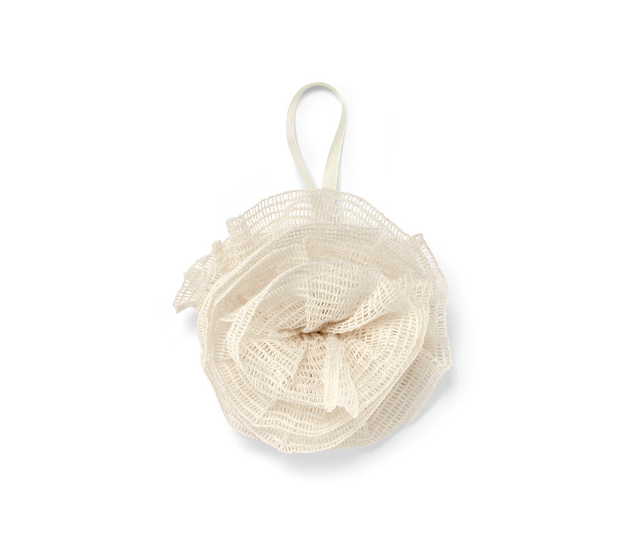 Une fleur de douche en fibres naturelles avec une boucle de suspension.
