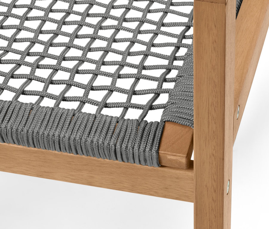Gros plan d'une chaise à dossier haut avec un tissage textile.