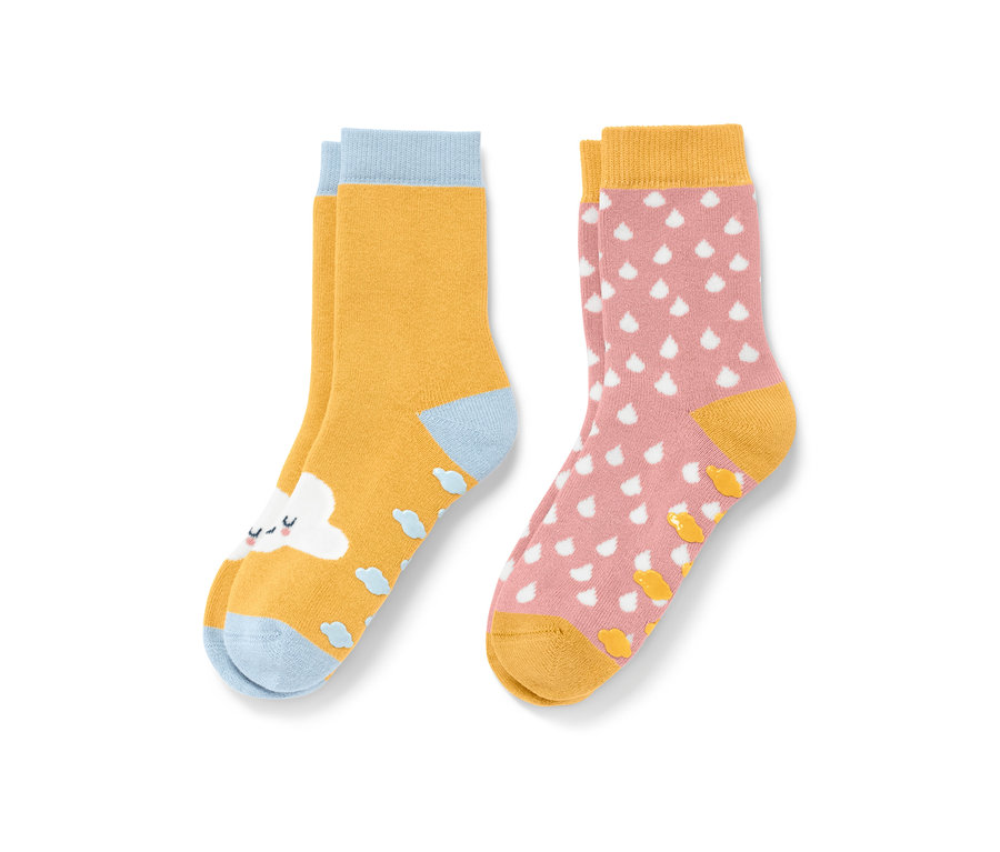 Deux paires de chaussettes antidérapantes roses pour tout-petits avec motifs de nuages et de gouttes de pluie.