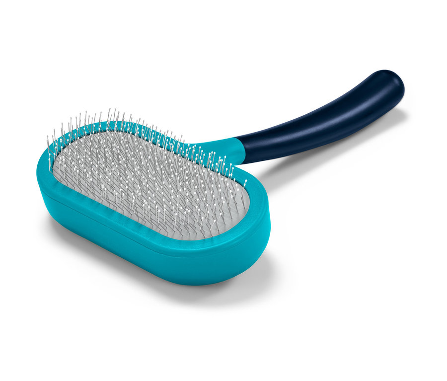 Une brosse à pelage avec un corps bleu-vert et un manche bleu foncé sur un fond blanc.