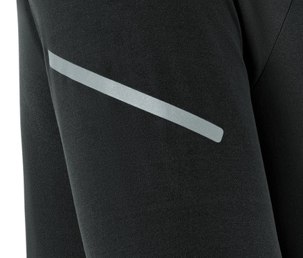 Gros plan sur un t-shirt technique noir à manches longues avec une bande réfléchissante.