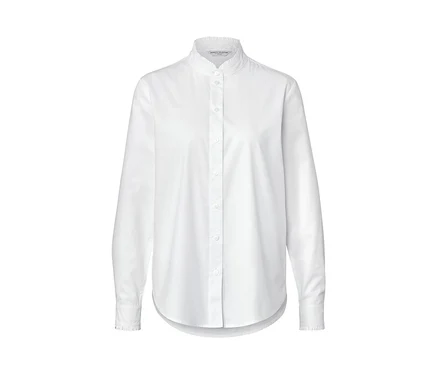 Chemisier blanc avec détails ruchés.