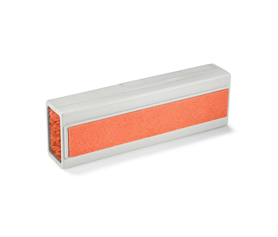 Gros plan d'un set de nettoyage de bureau 4 en 1 avec brosse et tampon de nettoyage.