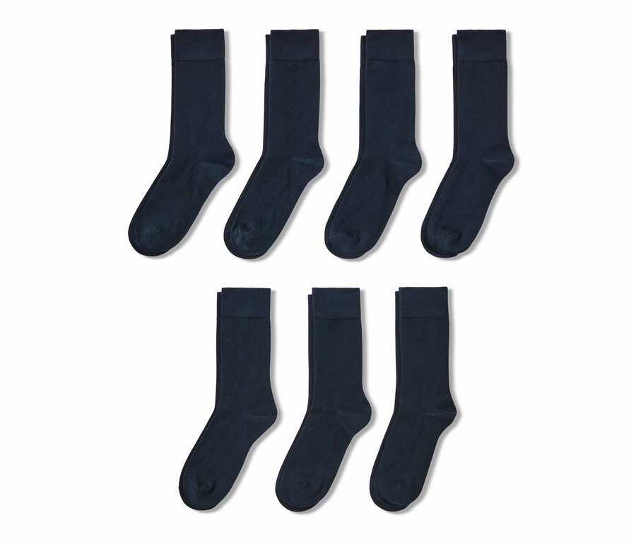 Sept paires de chaussettes.