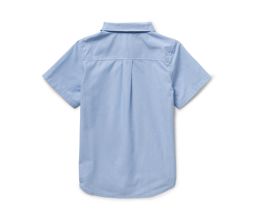 Chemise bleu clair pour enfant avec nœud papillon.