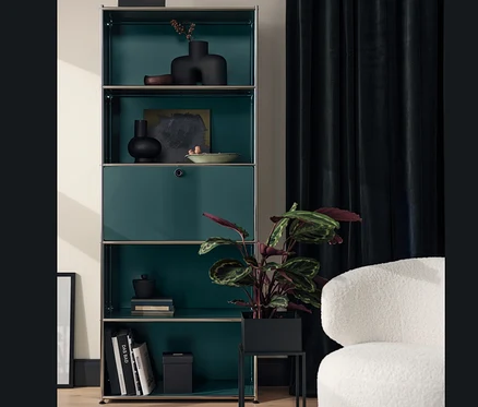 Étagère haute «
CN3
» avec abattant et Boîte à plantes dans un salon.