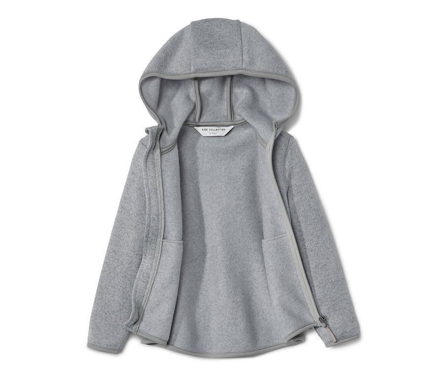 Veste en maille polaire pour enfant ouverte avec capuche.