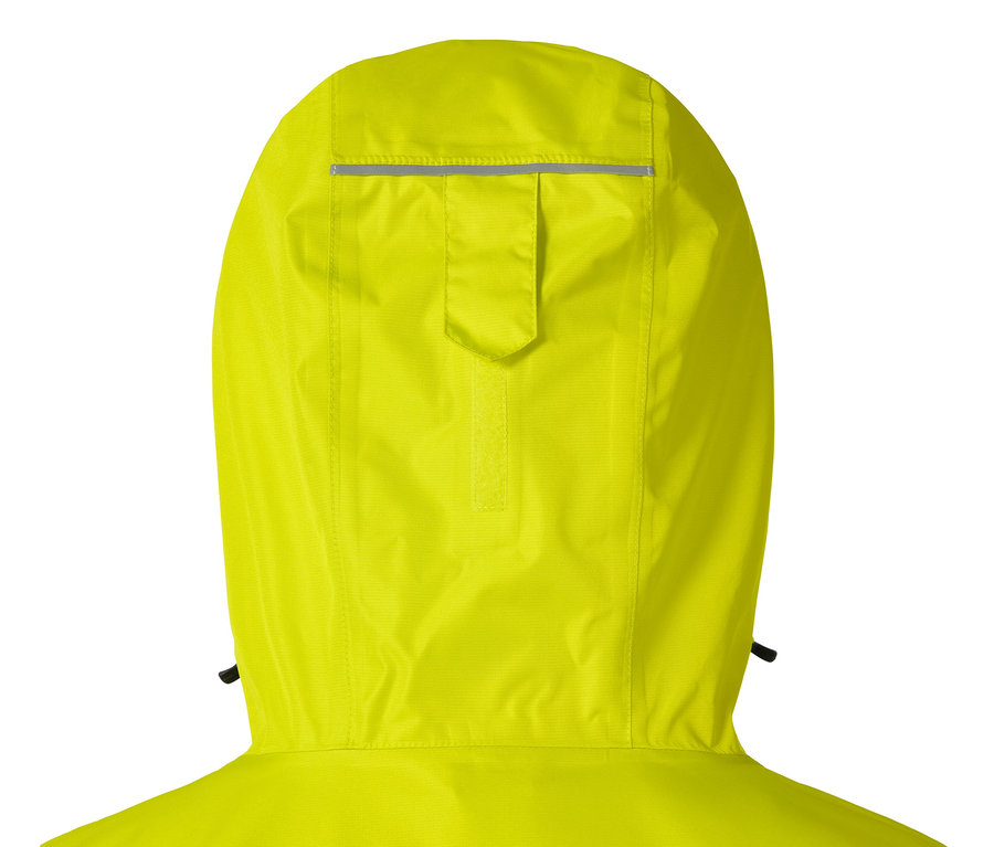 Gros plan sur la capuche d'une veste de pluie jaune.