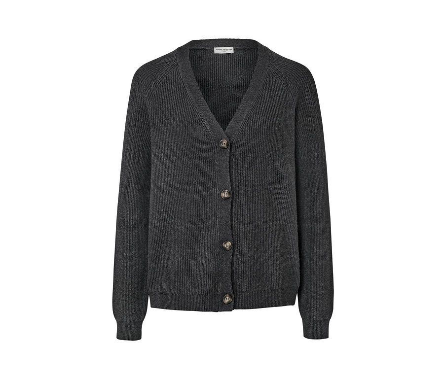 Un cardigan gris en grosse maille avec des boutons.