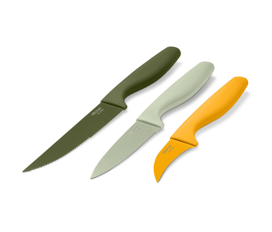 Trois couteaux de cuisine : vert olive, gris clair et jaune.
