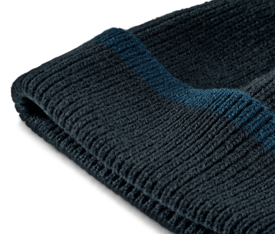 Gros plan d'un bonnet en maille.