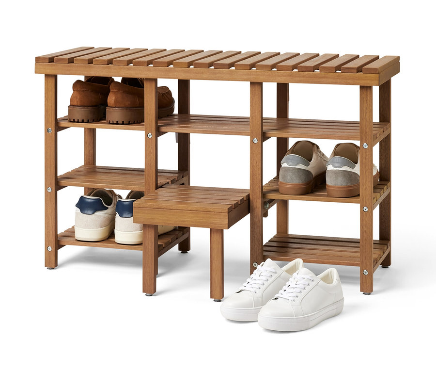 Un banc à chaussures haut avec marchepied rabattable en bois marron se dresse sur un fond blanc. Des chaussures sont posées sur les étagères.