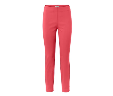 Pantalon stretch corail sur fond blanc.