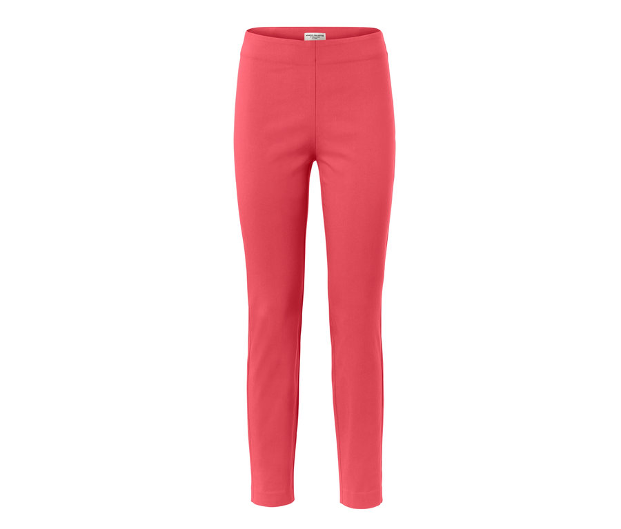 Pantalon stretch corail sur fond blanc.