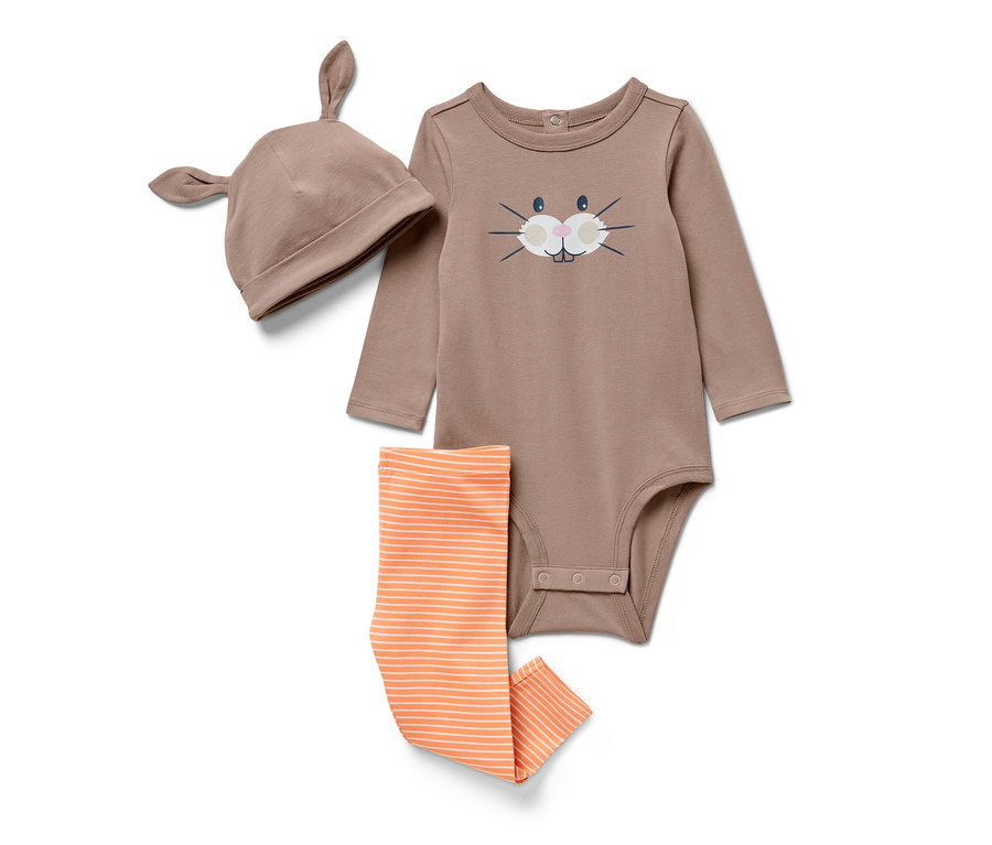 Un body marron avec un imprimé de lapin, un legging orange rayé et un bonnet marron avec des oreilles, un ensemble pour bébé.