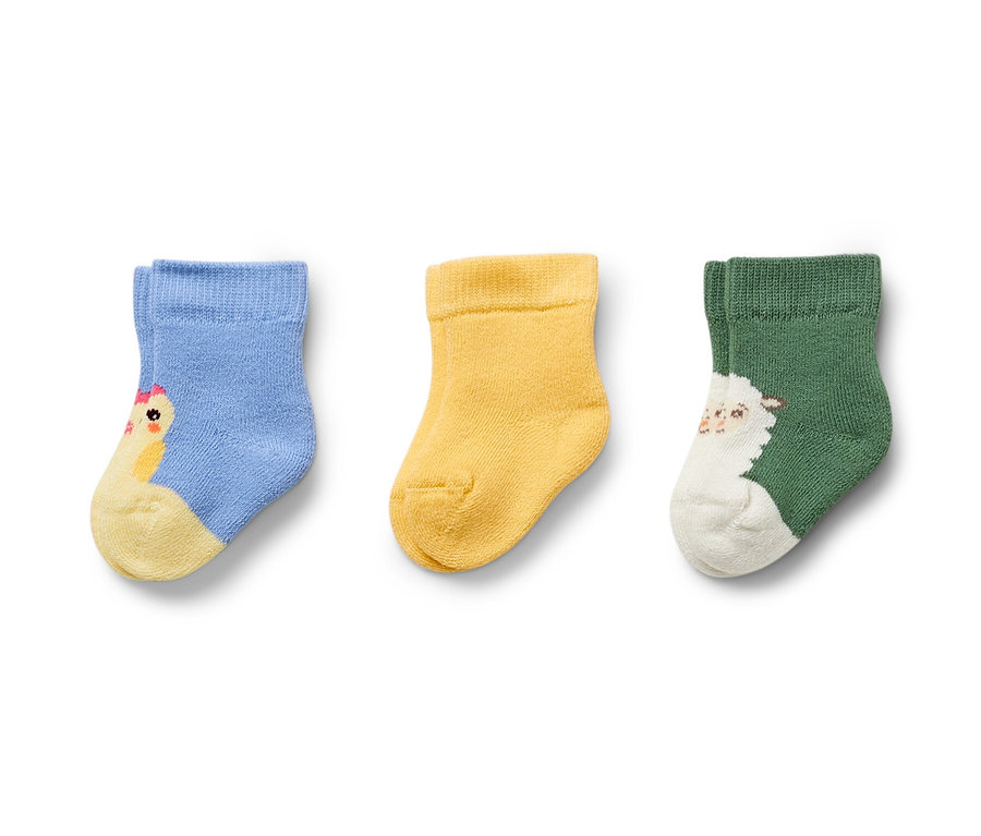Trois paires de chaussettes en éponge pour bébé : bleu clair avec un poussin, jaune et vert avec un mouton.