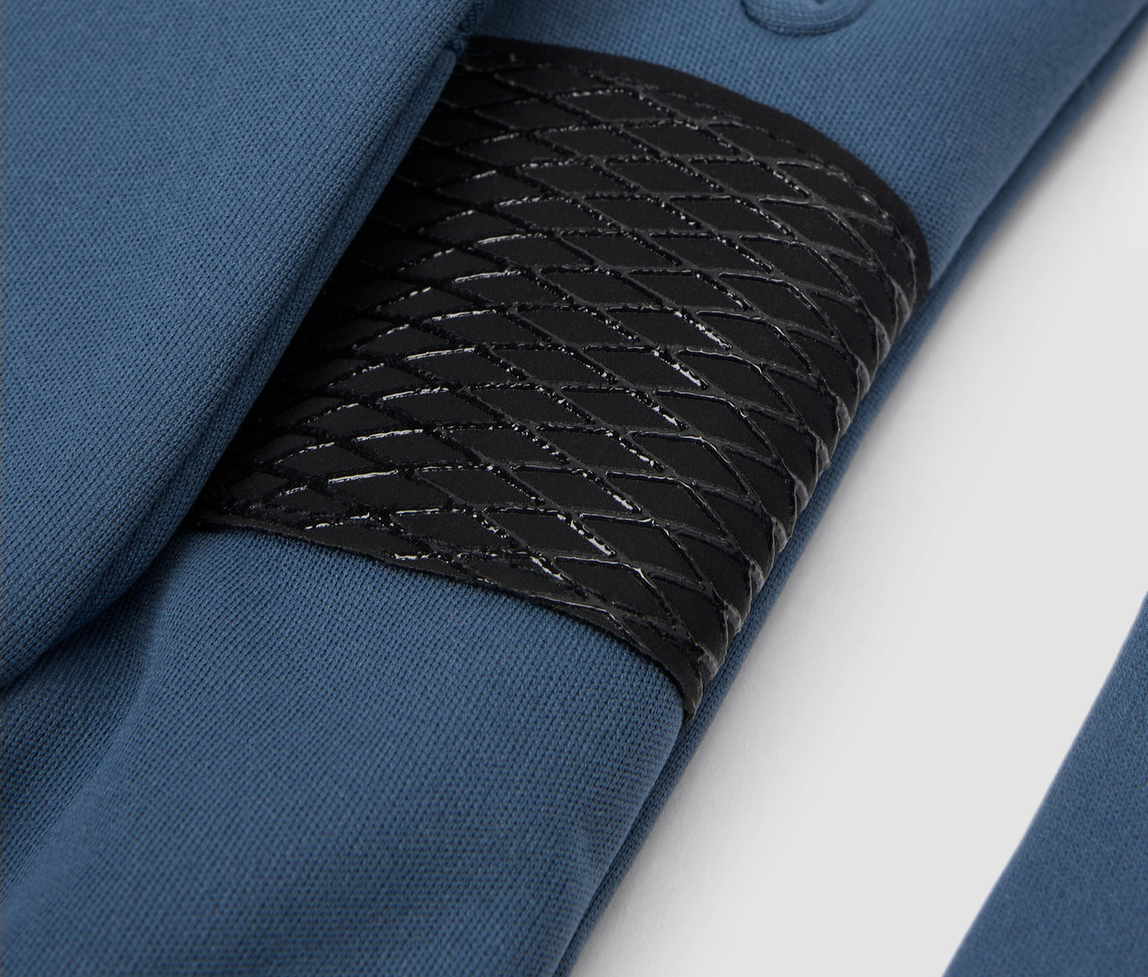 Détail de gants en softshell bleus pour enfant.