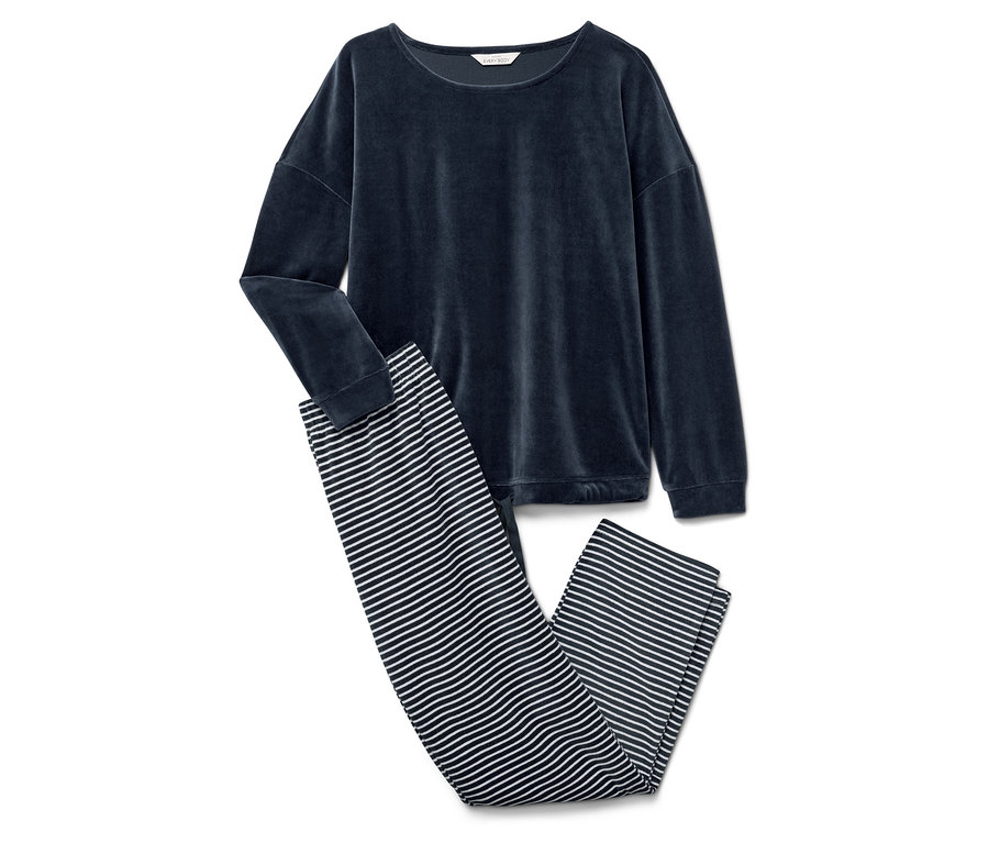 Haut en velours bleu marine à manches longues et pantalon rayé.