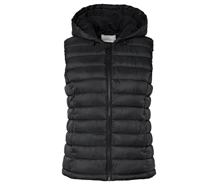 Veste noire matelassée avec capuche et fermeture éclair au centre.