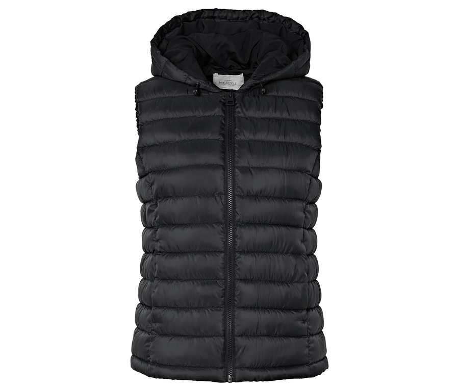 Veste noire matelassée avec capuche et fermeture éclair au centre.