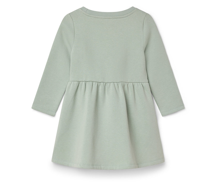 Une robe de bébé vert clair à manches longues.