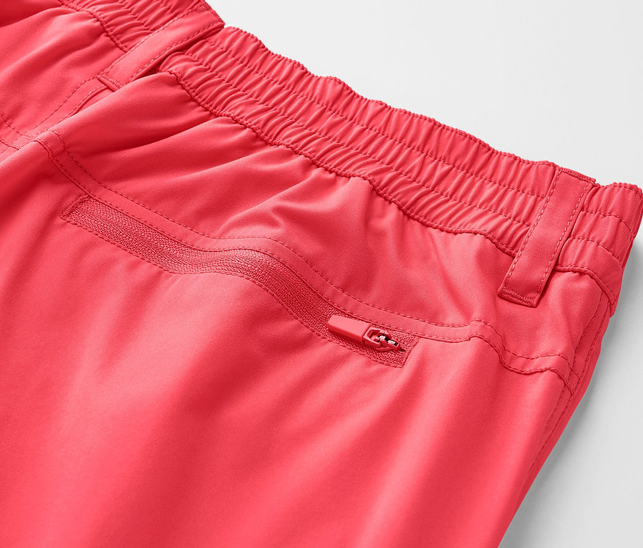 Gros plan sur un short de sport fonctionnel en softshell rose.