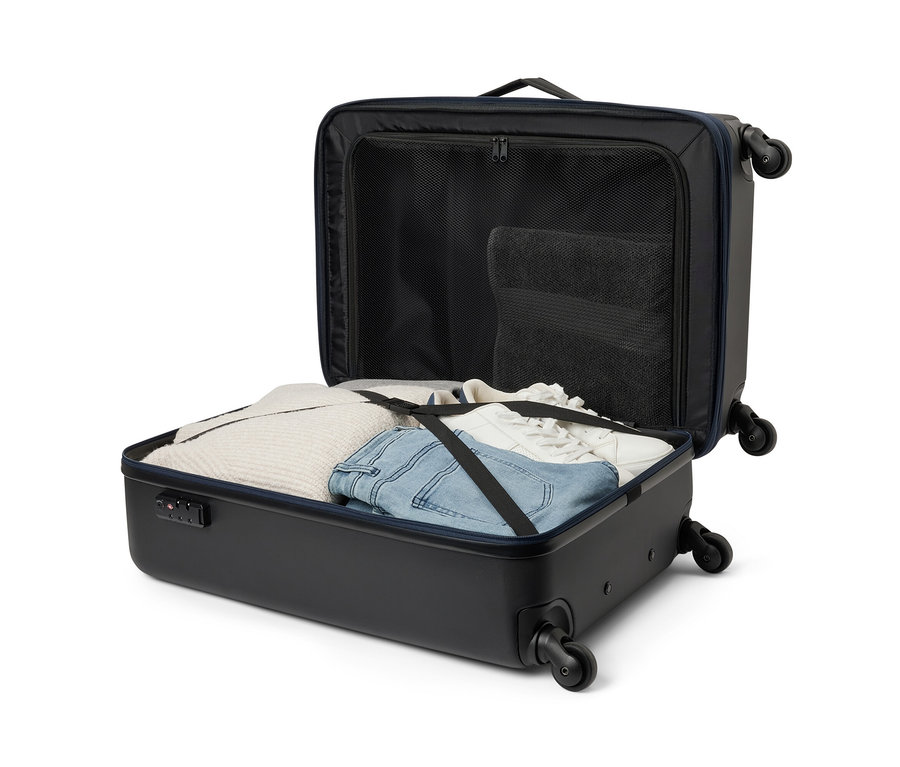 Valise hybride, moyenne, ouverte avec des vêtements à l'intérieur.