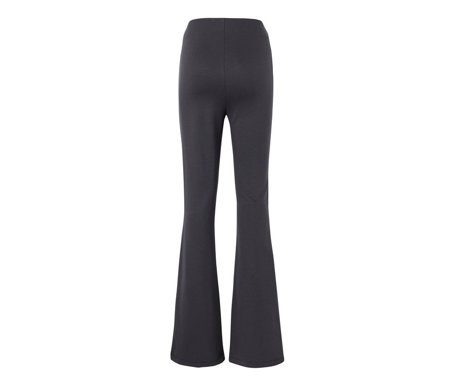 Un legging évasé sur fond blanc.