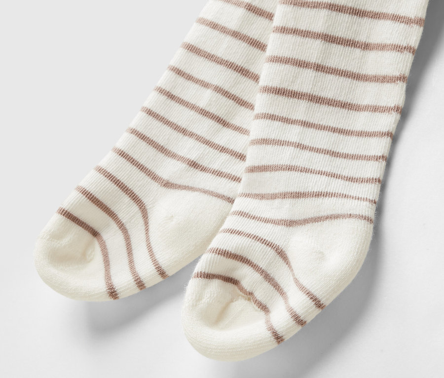 Gros plan sur des collants de bébé rayés marron et blanc (5 paires).