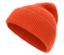 Bonnet tricoté orange sur fond blanc.