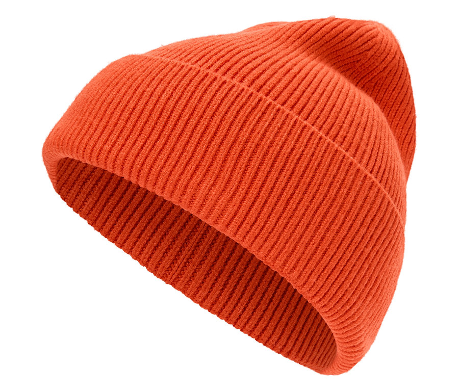 Bonnet tricoté orange sur fond blanc.