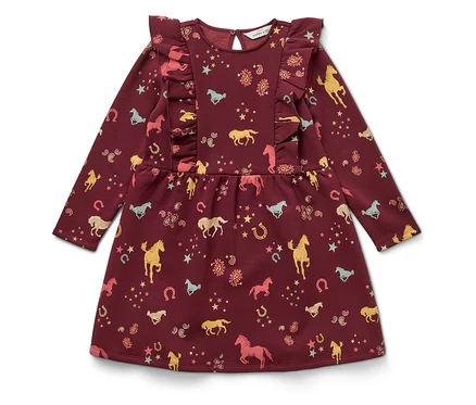 Une robe bordeaux à manches longues avec des volants et un imprimé de chevaux, de fers à cheval et d'étoiles.