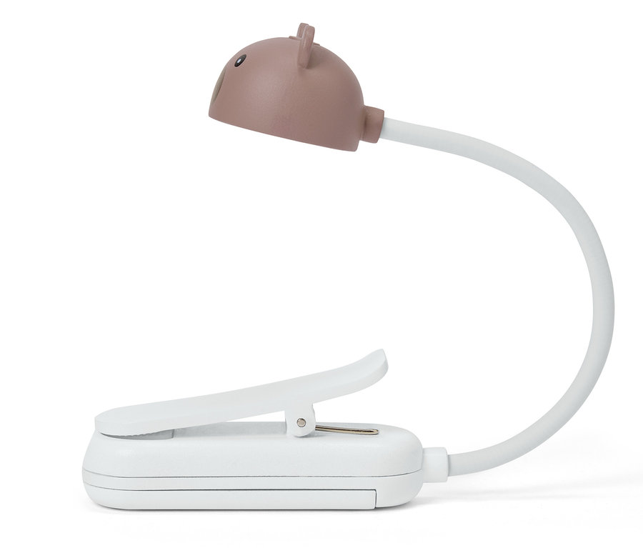 Gros plan d'une lampe de lecture blanche avec une pince et une tête d'ours marron.