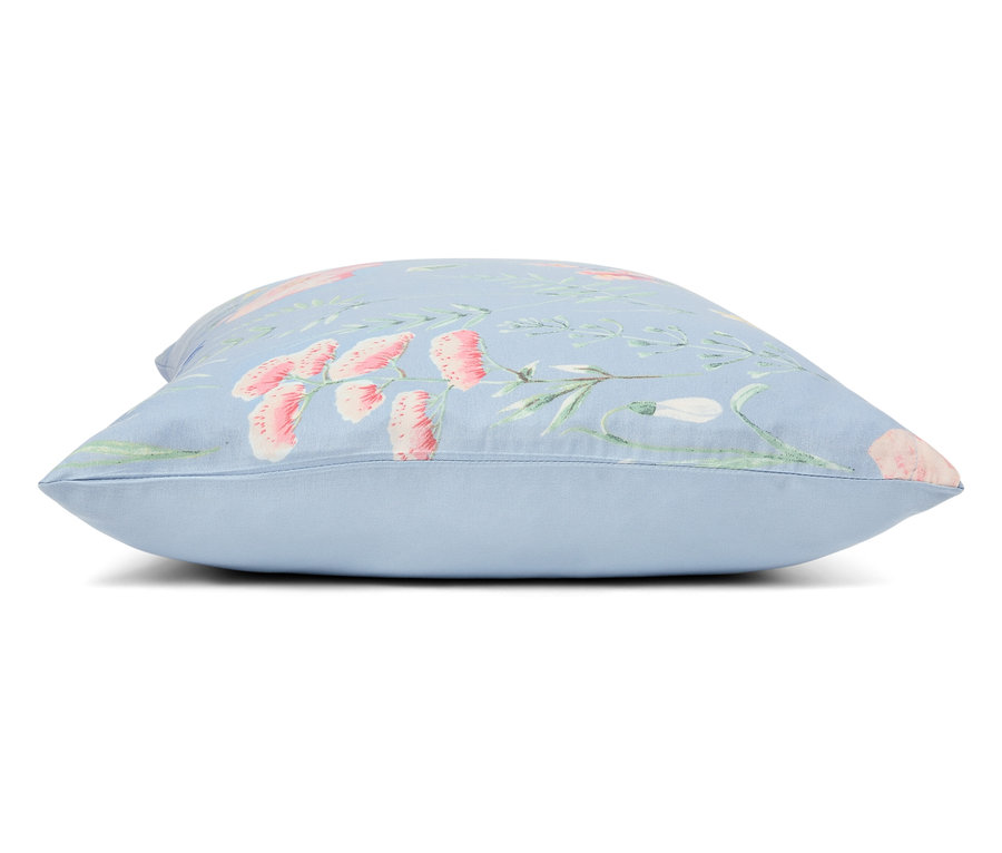 Gros plan d'un coussin bleu clair avec un motif floral.