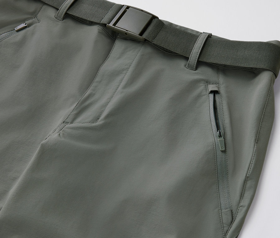 Gros plan sur un pantalon d’extérieur avec une poche zippée et une ceinture.