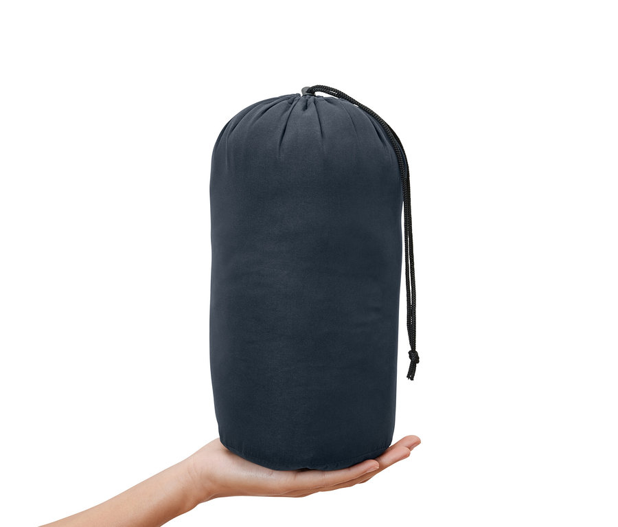 Main tenant un coussin de camping.