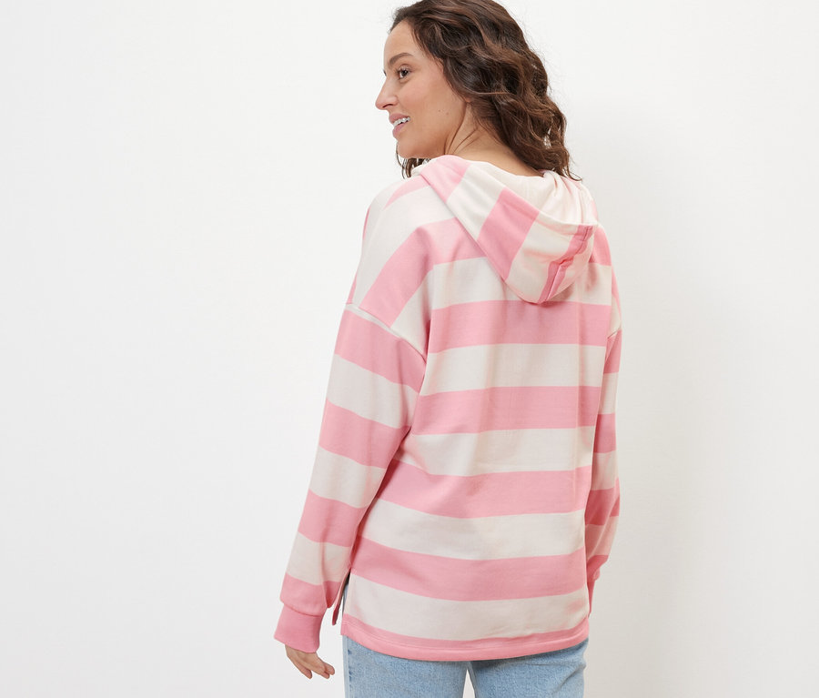 Femme portant un sweatshirt à capuche à rayures.