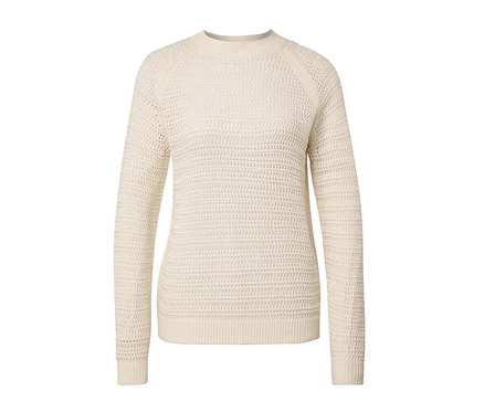 Un pull en maille pointelle crème sur fond blanc.