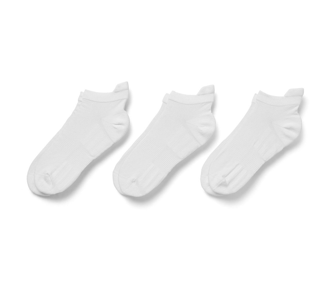 Trois paires de chaussettes de sport fonctionnelles blanches.