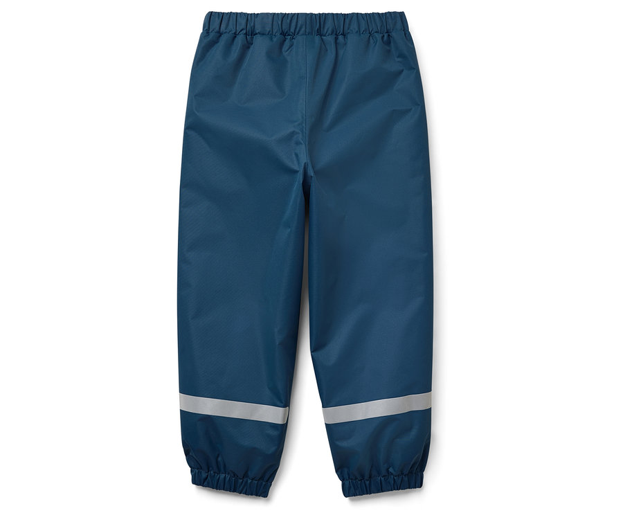 Pantalon de pluie bleu avec des bandes réfléchissantes.