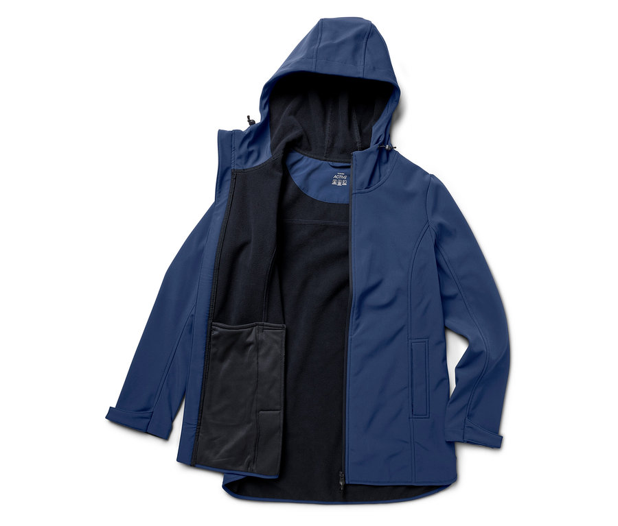 Veste softshell bleue ouverte avec capuche et doublure noire.
